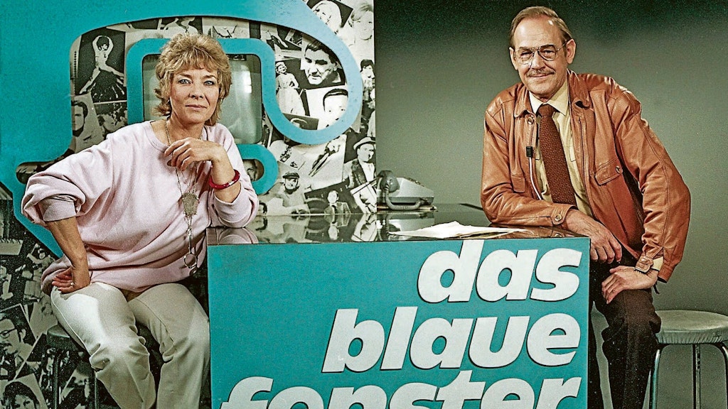Herbert Köfer moderierte auch viele Fernsehsendungen. Dazu zählte auch die TV-Erinnerungsreihe „Das blaue Fenster“ (hier mit Schauspielerin Annekathrin Bürger).