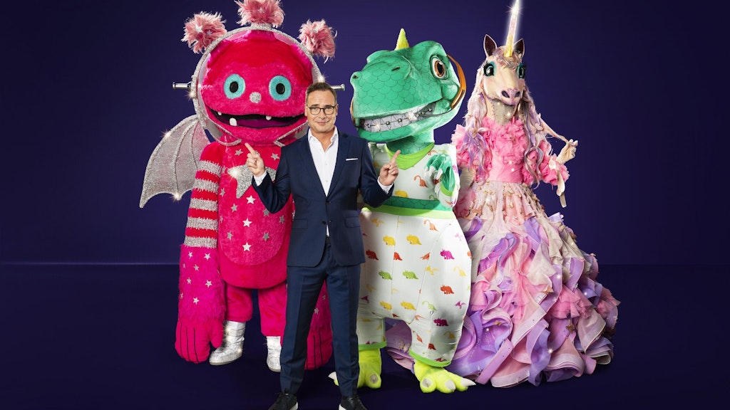 Moderator Matthias Opdenhövel mit dreien der neuen Kostüme von „The Masked Singer“.