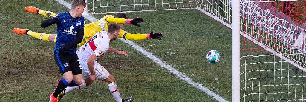 Luca Netz schiebt in der 82. Minute den Ball ins Stuttgarter Tor zum 1:1 ein.