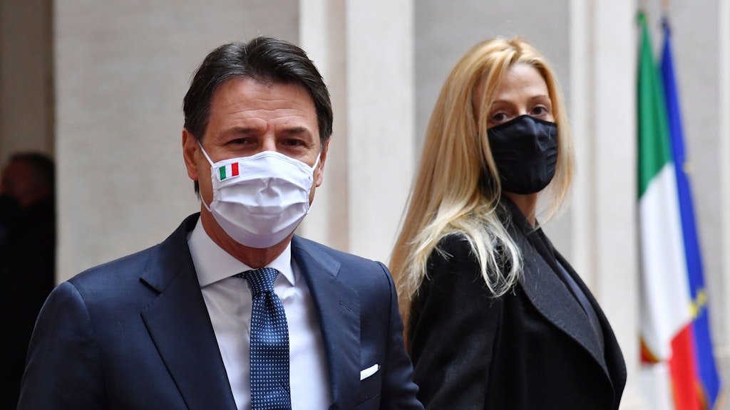 Der parteilose Ex-Ministerpräsident Giuseppe Conte und seine Partnerin Olivia Paladino wurden am Amtssitz, dem Palazzo Chigi, von seinen Mitarbeitern mit Applaus verabschiedet. 