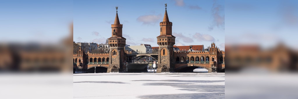 Die Oberbaumbrücke mit der zugefrorenen Spree.
