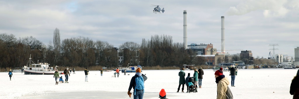 Ein Hubschrauber der Bundespolizei fliegt am Wochenende über die Rummelsburger Bucht.