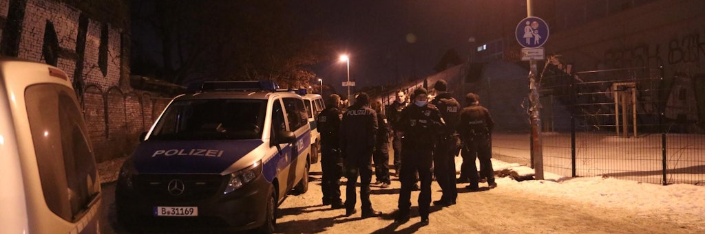 Polizisten haben sich vor dem Club „Magdalena“ versammelt