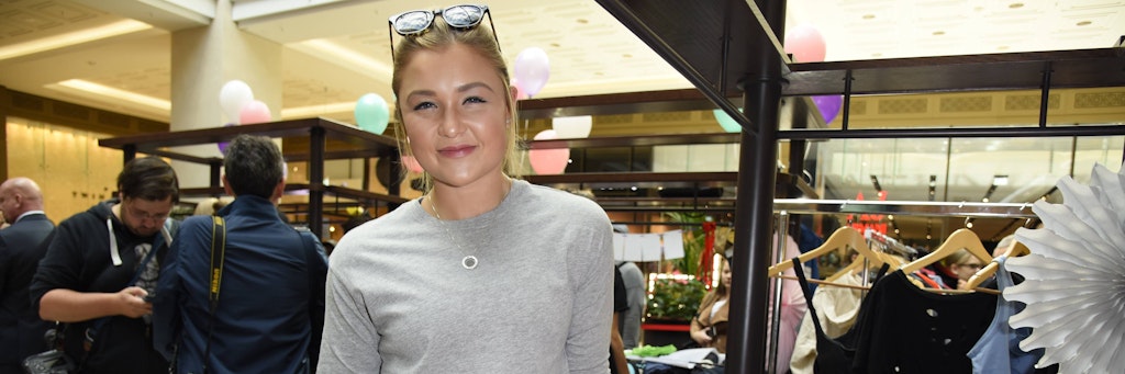 Fitness-Influencerin Sophia Thiel bei einem Flohmarkt in Berlin.