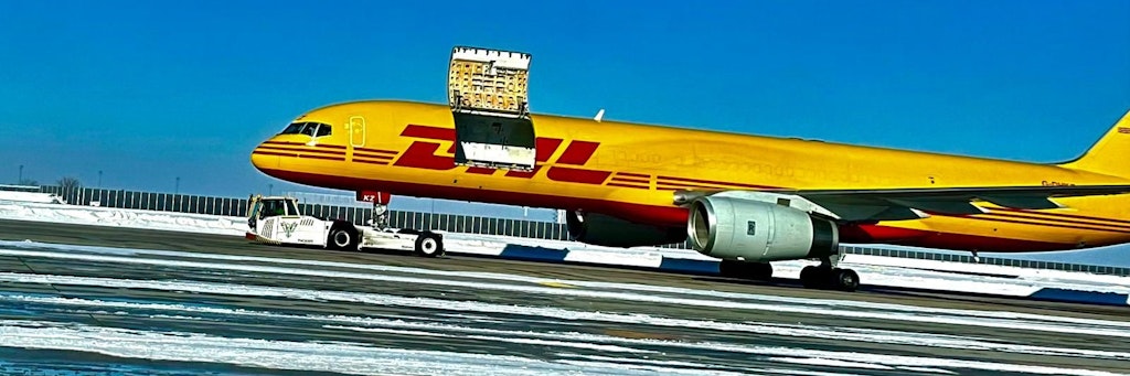Die Cargo-Klappe des DHL-Fliegers steht offen.