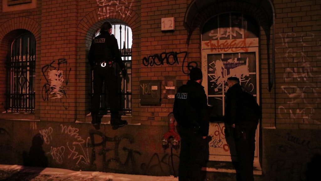 Über das Fenster versuchten die Beamten einen Blick ins Innere des Clubs zu erhaschen.