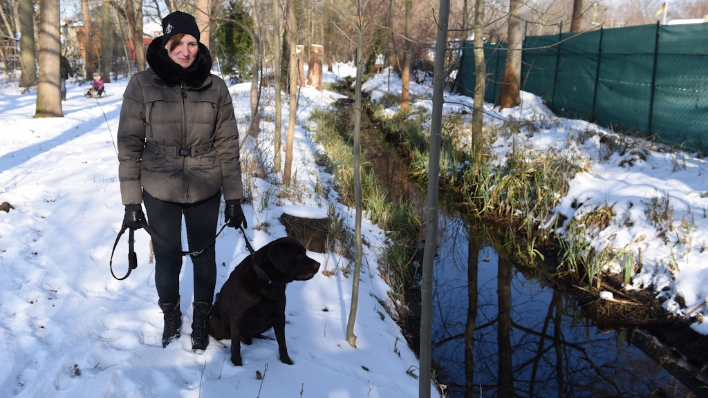 Jasmin Wöllner (31) spaziert mit „Joko“ am Rudower Fließ, das aus dem Klärwerk gespeist wird. Sie hatte nichts von der Warnung gewusst, hält ihren badefreudigen Labrador aber immer eher vom Wasser fern.<br> <br> 
