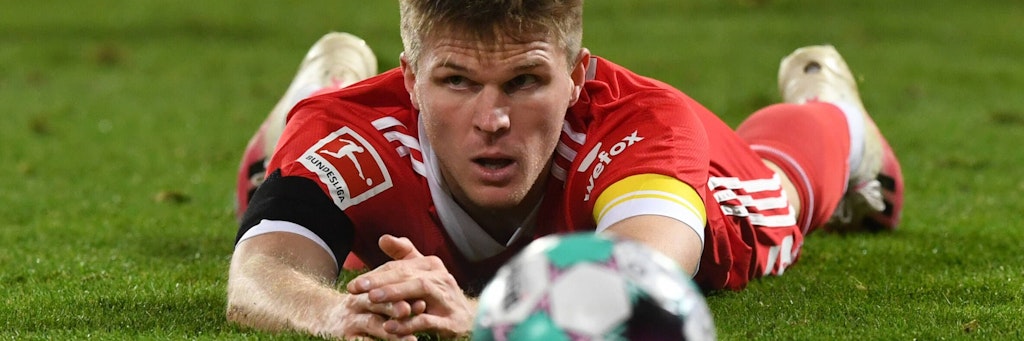 Marius Bülter liegt nach einem Foul am Boden. Die Spielzeit des Flügelspielers ist derzeit stark limitiert.