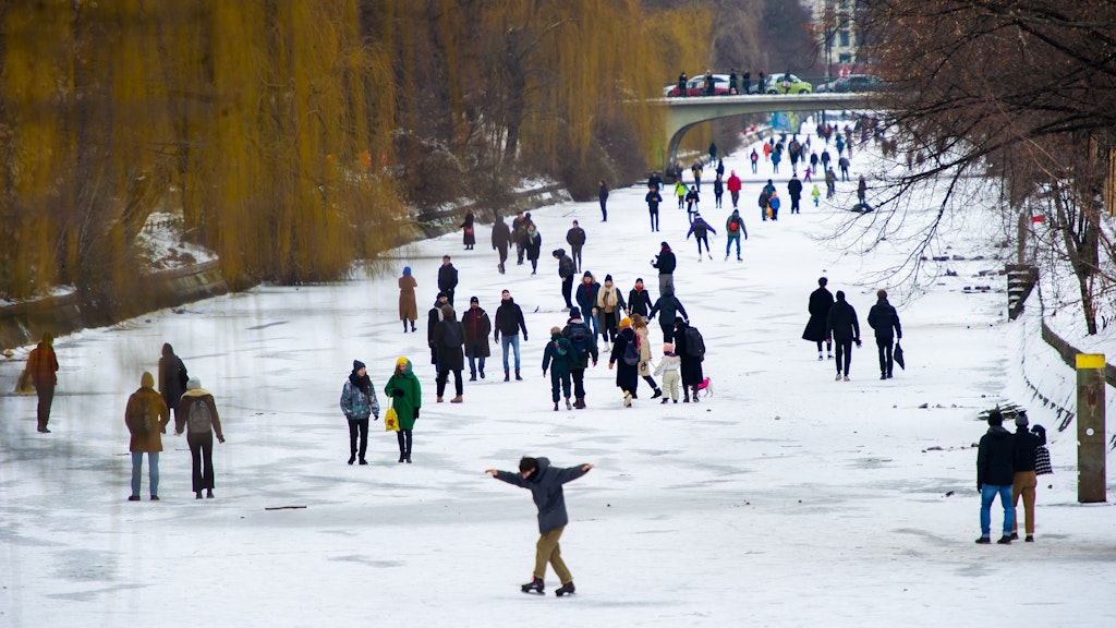 Eis begehrt. Auch am Montag waren zahlreiche Spaziergänger und Sportler auf dem Landwehrkanal unterwegs.