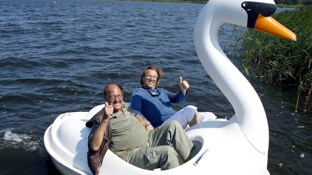Herbert Köfer und Wolfgang Lippert haben auf Rügen viel Spaß im Tretboot. „Herbert ist für mich ein Freund und ein Vorbild“, sagt der Entertainer.
