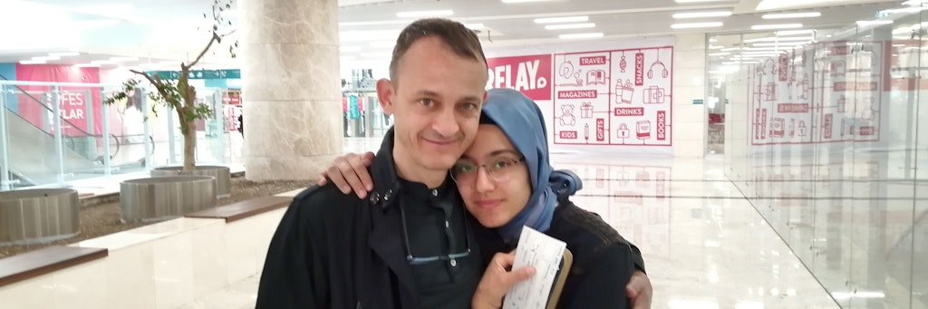 Nursena mit ihrem Vater Hüseyin Galip Kücüközyigit. 