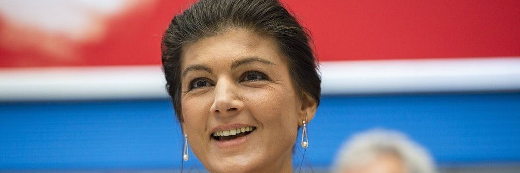 Sahra Wagenknecht von der Linken sagt, dass Angela Merkel und Co. Grundrechte willkürlich aufheben. 