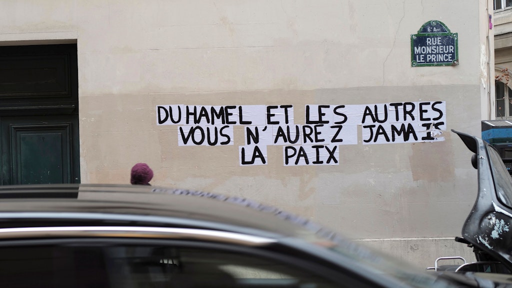 An einer Wand in Paris steht „Duhamel und die anderen, Ihr werdet niemals Frieden haben!“