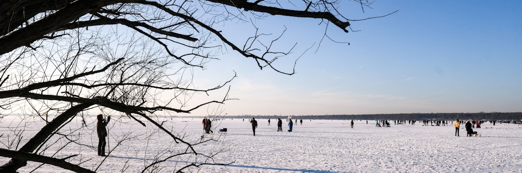 Noch einmal die Winteridylle anschauen: Schon morgen ist es vorbei mit der Eis- und Schneelandschaft, die hier Ausflügler auf den Müggelsee zieht.