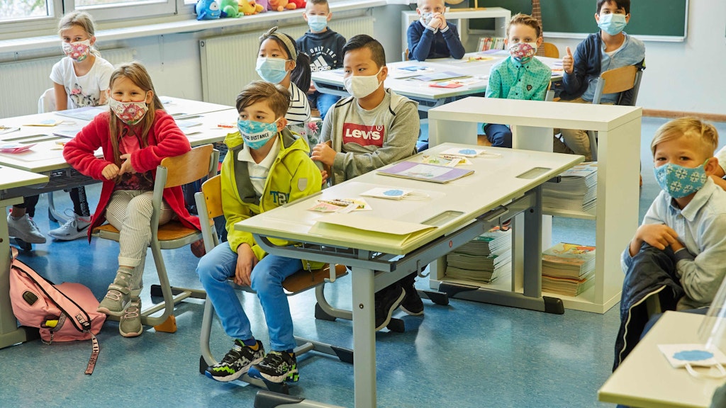 Ein Bild aus dem September: Grundschüler in Österreich sitzen mit Mundschutz im Klassenraum.
