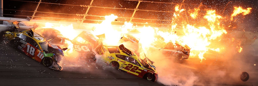 Spektakulär, aber zum Glück ohne größere Verletzungen bei den Fahrer: In Daytona kracht's gewaltig.