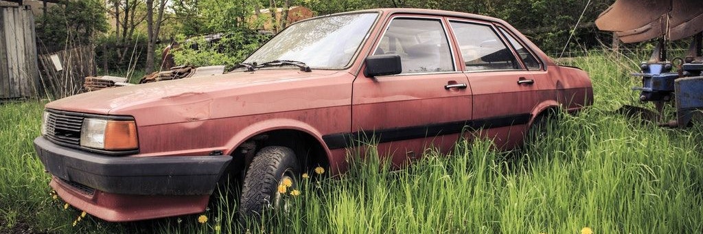 In Berlin kein seltenes Bild: Ein Auto wurde einfach ohne Kennzeichen abgestellt.