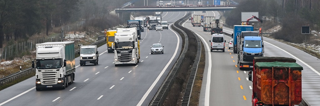 Die Autobahn in der Nähe des Baugeländes der Tesla Gigafactory: Auf der rechten Fahrspur soll eine Abfahrt zum Tesla-Werk entstehen. 