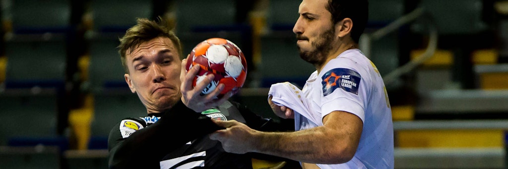 Weltmeister-Fuchs Lasse Andersson (l.) gibt alles gegen Nimes-Ass Benjamin Gallego.