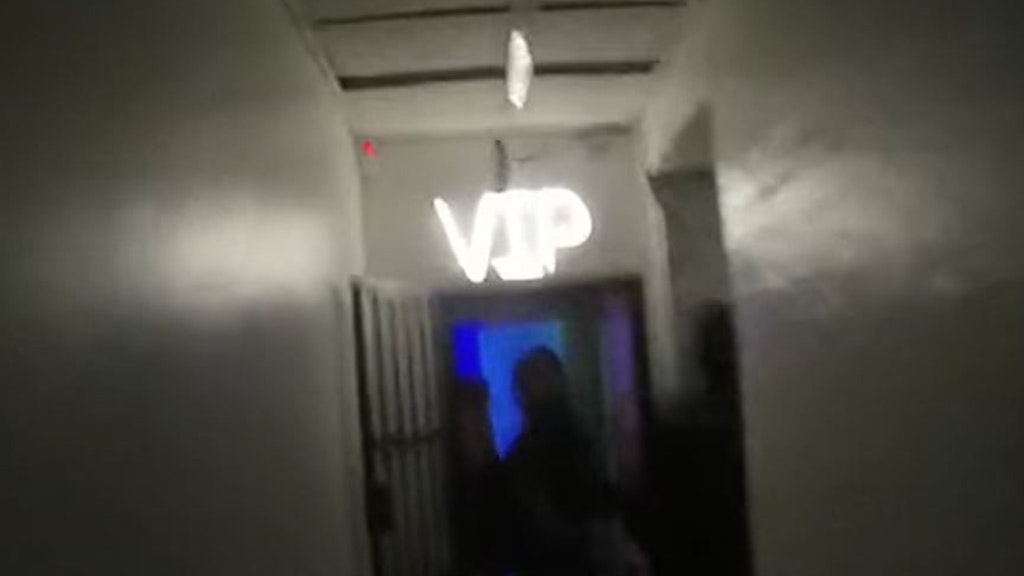 Polizisten stürmen ein Gebäude in Birmingham, in dem eine illegale Party stattgefunden hatte.