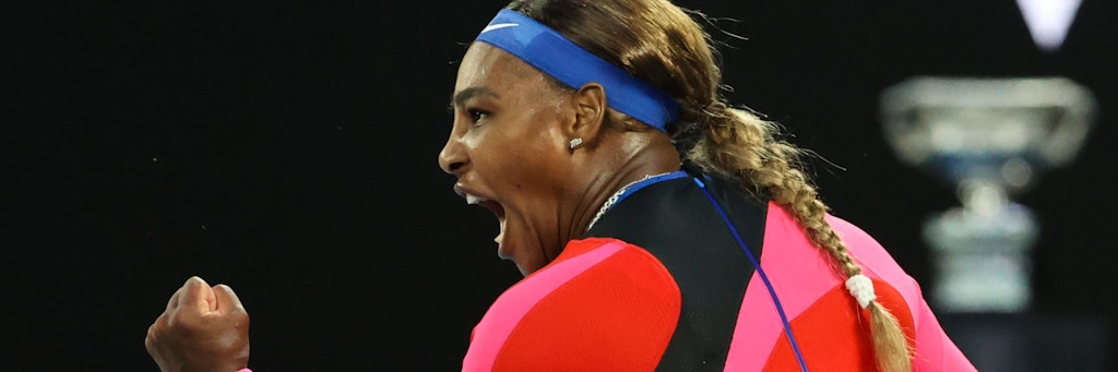 Serena Williams jubelt nach dem Viertelfinalsieg gegen Halep mit der Faust.