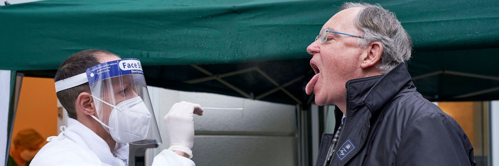 „Sagen Sie mal Aahhh!“ Niedersachsens Ministerpräsident Stephan Weil (SPD) unterzieht sich vor dem Besuch eines Pflegeheims in Hannover einem Schnelltest.