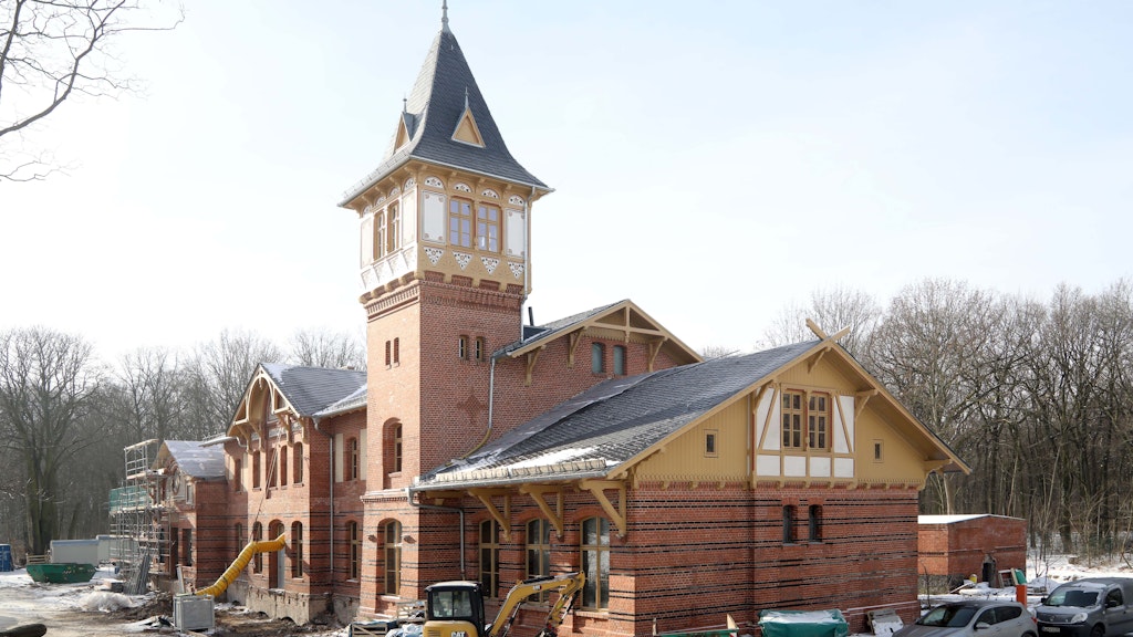 Im neuen Glanz erstrahlt die Fassade vom „Eierhäuschen“, im Innern laufen noch die Sanierungsarbeiten. Die beliebte Gaststätte soll im Spreepark 2022 wieder eröffnet werden. Vier Räume in der oberen Etage sind als Künstler-Wohnungen und Werkstätten geplant.