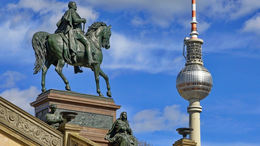 Das Reiterstandbild Friedrich Wilhelms IV. von Preußen vor der Alten Nationalgalerie und der Fernsehturm im Sonnenschein: So könnte der Frühlingstag am Sonntag bei 15 Grad Celsius sein.