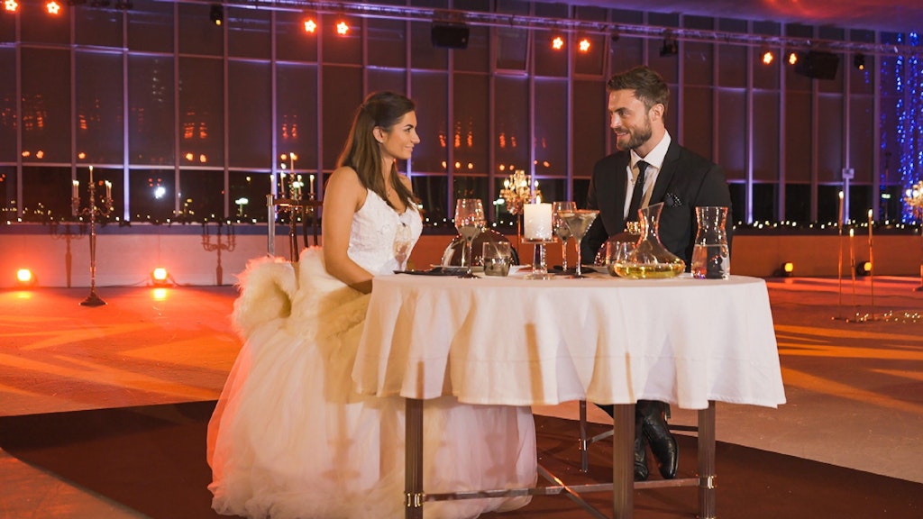 Michèle de Roos und Bachelor Niko Griesert beim romantischen Date auf der Eisbahn.