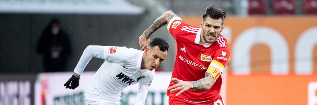 Unions Kapitän Christopher Trimmel (r.) – hier im Zweikampf mit Augsburgs Iago – bleibt trotz der Serie von fünf sieglosen Spielen gelassen. 