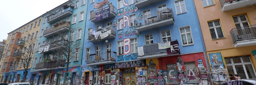 Nach Gerichtsentscheidungen zu dem teilweise von Linksradikalen besetzten Haus in der Rigaer Straße 94 in Friedrichshain erhöht der Eigentümer den Druck auf Bewohner und Polizei.