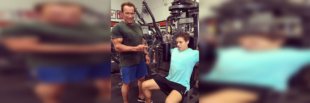 Ein Foto von vor der Pandemie: Arnold Schwarzenegger und sein Sohn Joseph Baena im Fitnessstudio.