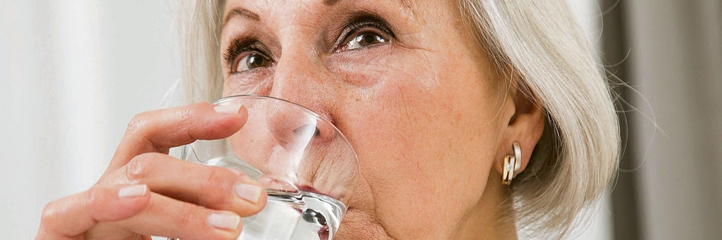 Rund drei Liter sollte ein Erwachsener am Tag trinken.