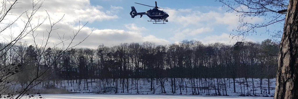 Ein Hubschrauber der Bundespolizei fliegt am 13.02.2021 über den Schlachtensee in Berlin.