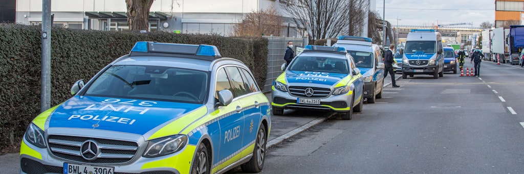Neckarsulm: Einsatzkräfte der Polizei stehen in einem Industriegebiet vor dem Verwaltungsgebäude, in dem es zu der Explosion kam. 