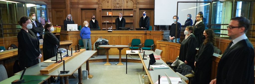 Der Prozess beginnt - Blick in den Verhandlungssaal in Moabit. 