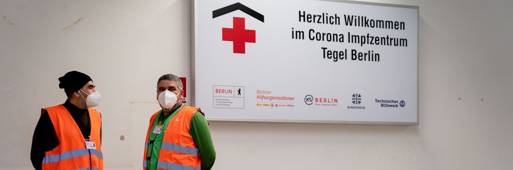 Nicht so richtig was zu tun für die Helfer im Impfzentrum Tegel.