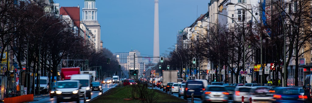 18.02.2021, Berlin: Autos fahren auf der Frankfurter Allee im morgendlichen Berufsverkehr. Im Hintergrund ist dabei der Fernsehturm zu sehen. Foto: Christophe Gateau/dpa +++ dpa-Bildfunk +++
