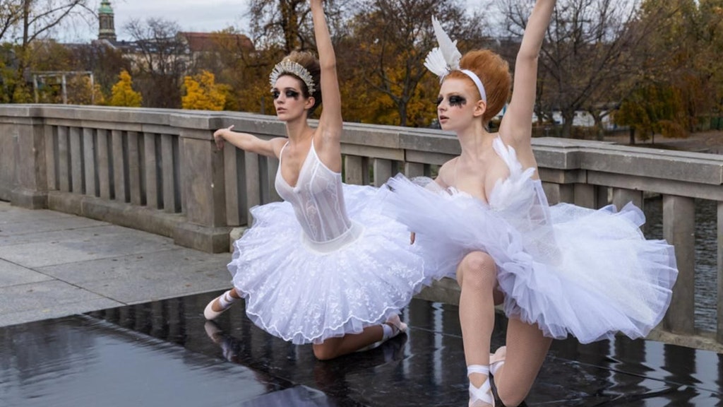 Sarah (22) aus Kaiserslautern und Alysha (19) aus Berlin beim Ballerina-Fotoshooting.