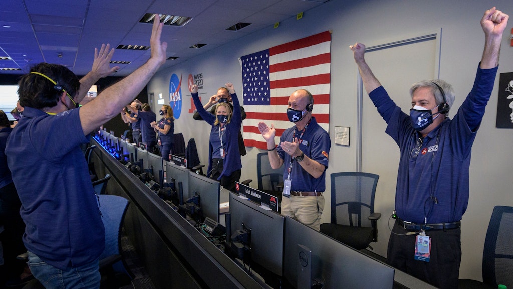 Mitarbeiter des Perseverance-Rover-Teams der Nasa jubeln in der Kommandozentrale in Pasadena, nachdem sie die Bestätigung erhalten haben, dass das Raumfahrzeug erfolgreich auf dem Mars gelandet ist.