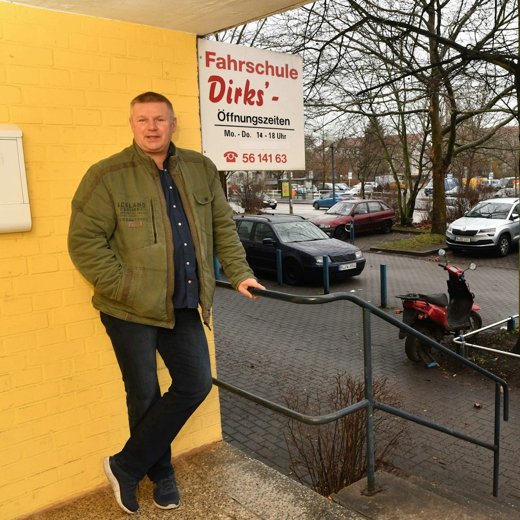 Das Schild ist noch immer das gleiche. Seit Jahrzehnten betreibt Dirk Doberenz eine Fahrschule in Hellersdorf. Lange kann er den Stillstand nicht mehr aushalten. <br><br>