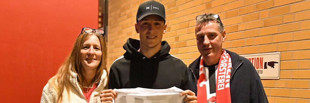 Familie Schlotterbeck – Susanne, Keven und Marc – mit einem Gruß an Nico. Der trug im Vorjahr noch das Freiburger Trikot. Das trägt jetzt wieder Keven, während seine Keule das Union-Leibchen aufs Feld führt.