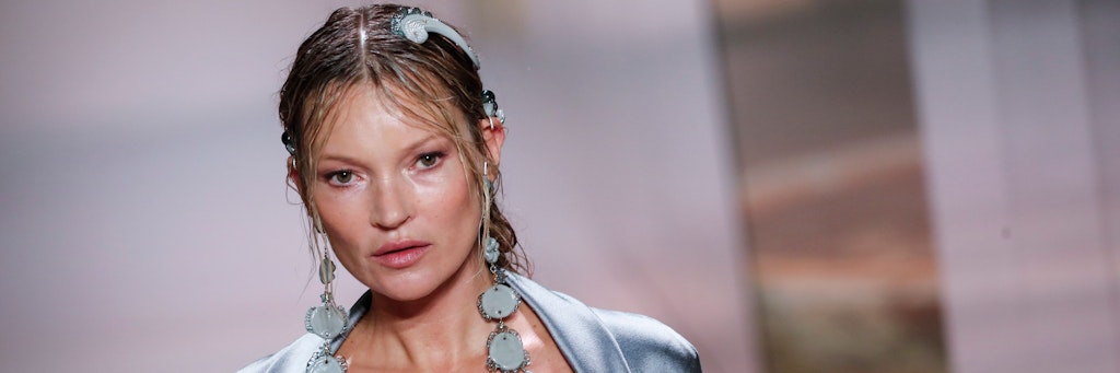 Kate Moss, Model aus Großbritannien, präsentiert eine Kreation für die Frühjahr-Sommer-Kollektion 2021 von Fendi während der Pariser Haute Couture Fashion Week 2021. 