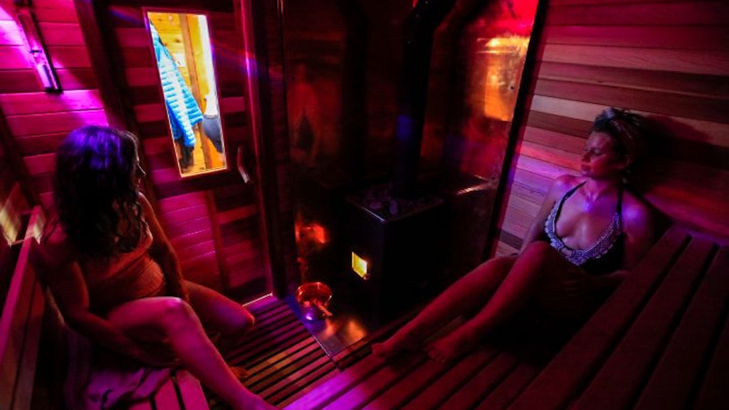 Schwitzen für die Gesundheit: Zwei Frauen sitzen in der selbst gebauten Miet-Sauna von Henning Grentz. 