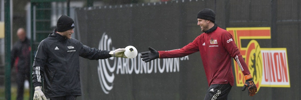 Faust auf Faust, hart ganz hart – Unions Loris Karius (l.) begrüßt Rückkehrer Andreas Luthe. Wer am Sonnabend in Freiburg das Tor der Eisernen hüten wird, ließ Trainer Urs Fischer offen. 