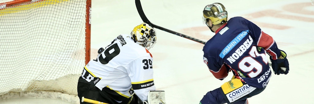 Eisbär Marcel Noebels ganz allein vor Krefelds Keeper Torwart Marvin Cüpper.