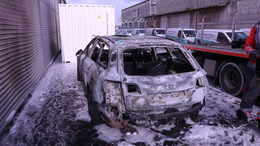 Der ausgebrannte Fluchtwagen in Schöneberg.