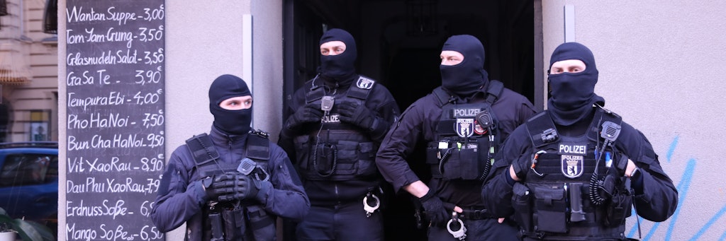 Vermummte Bereitschaftspolizisten bei der Razzia gegen Clankriminalität am Donnerstag in Berlin.