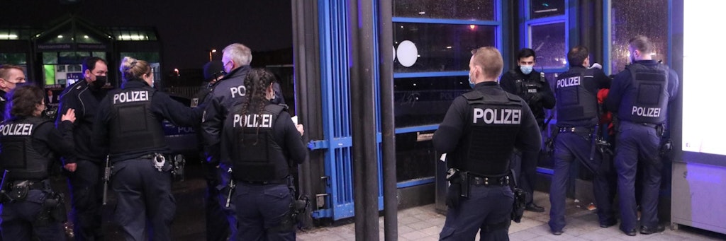 Mehrere Einsatzkräfte der Polizei Berlin waren nötig, um den Randalierer in der Nacht zu Freitag zu stoppen und festzunehmen.