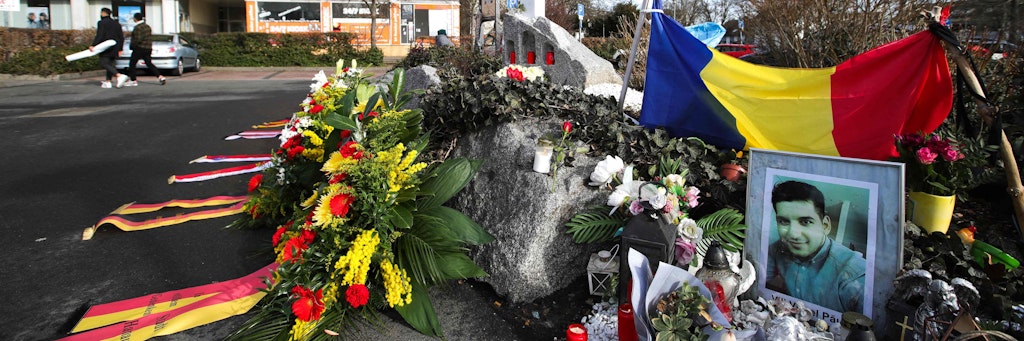 An einem der Tatorte wurden Kränze für die Opfer der Anschlagsserie niedergelegt.